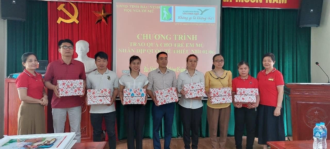 Công ty Vi Diệu Nam Dược – Lão nhà quê trao tặng quà cho trẻ em khiếm thị tại Bắc Ninh 
